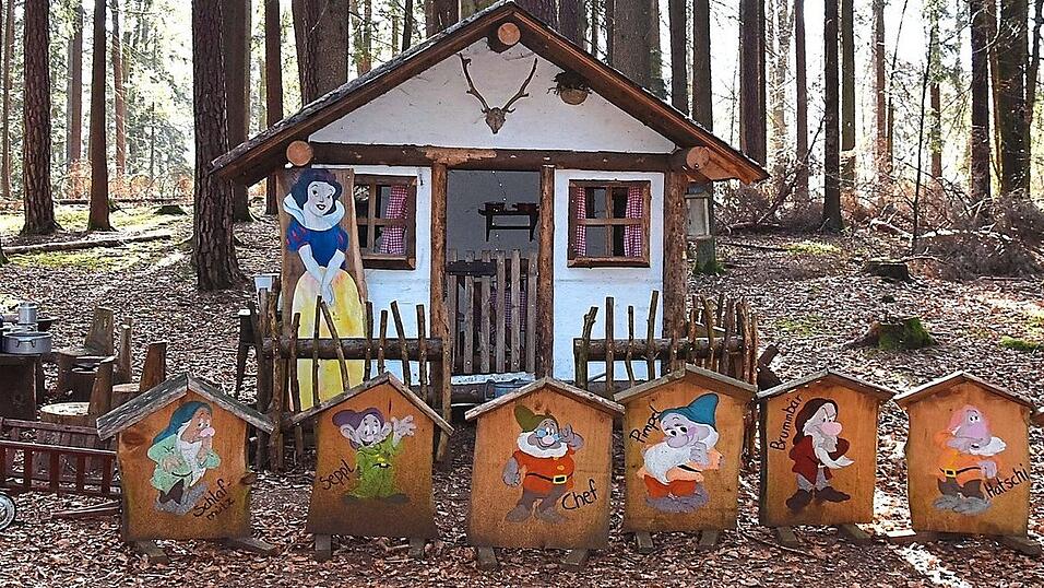 Sehr beliebt ist bei den Kindern die Küche neben dem Schneewittchenhaus. Neben dem Häuschen können die Kinder mit alten Töpfen und Geschirr ihre Kochkünste aus Naturmaterialien testen. Sehr beliebt ist bei den Kindern die Küche neben dem Schneewittchenhaus. Neben dem Häuschen können die Kinder mit alten Töpfen und Geschirr ihre Kochkünste aus Naturmaterialien testen.