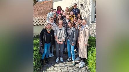 Alle Beteiligten des Gemeinschaftsprojektes vor dem Burgmuseumseingang: Die Lehramtsanwärterinnen mit (vorne von links) Tanja Danner-Schedlbauer, Sandra Bauer, Daniela Baumann sowie (hinten von links) Anja Klein, Elisabeth Vogl und Bürgermeister Andreas Liebl.