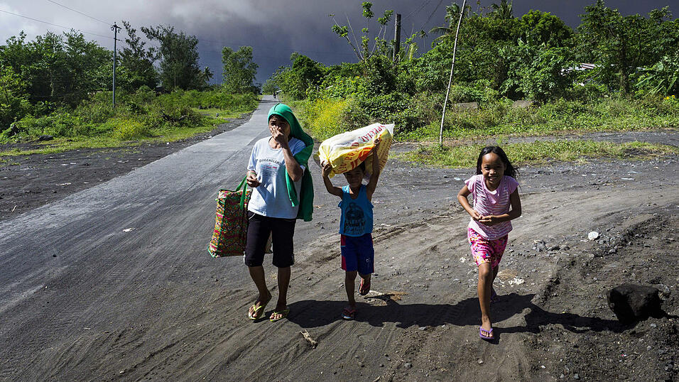 Auf der Flucht: Bewohner der Bergh&auml;nge des Vulkans Mayon auf den Philippinen.