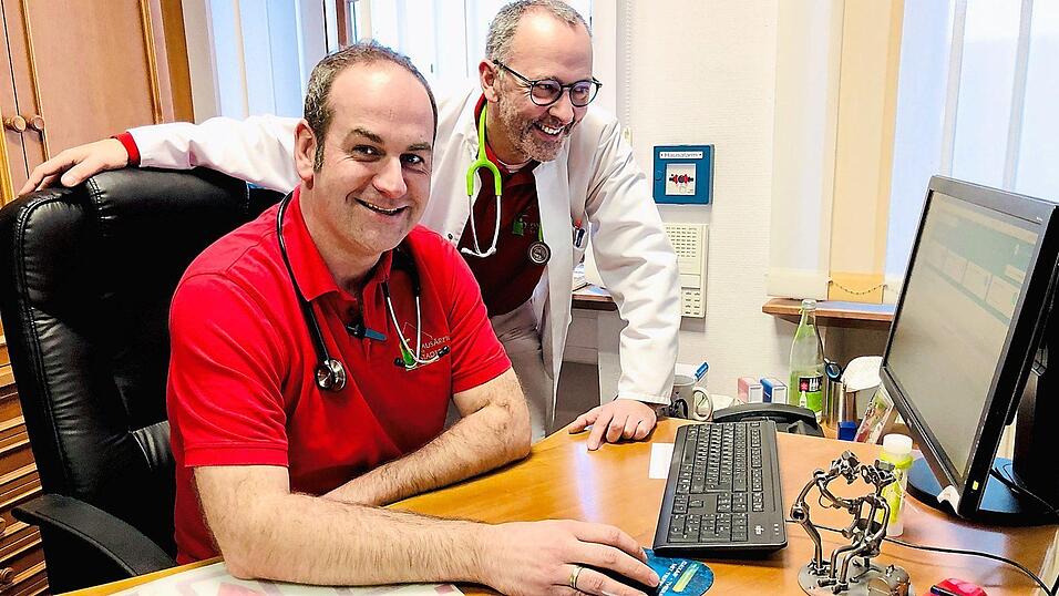 Die &Auml;rzte Dr. Stefan Enderlein (links) und Dr. Hans-J&uuml;rgen Hackl erg&auml;nzen ab dem 7. Januar ihr Terminvereinbarungs- und Kontaktsystem mit einer webbasierten Smartphone-App.