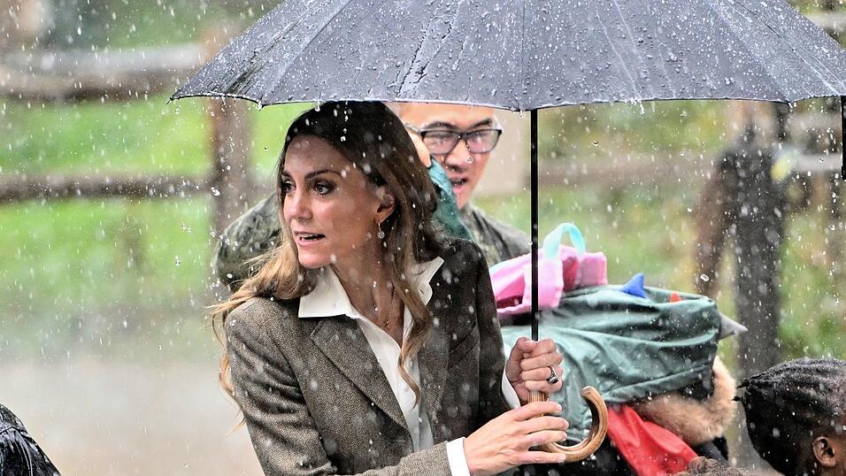 Kate zeigte sich erstmals in der Öffentlichkeit mit blonden Haaren. Kate zeigte sich erstmals in der Öffentlichkeit mit blonden Haaren.