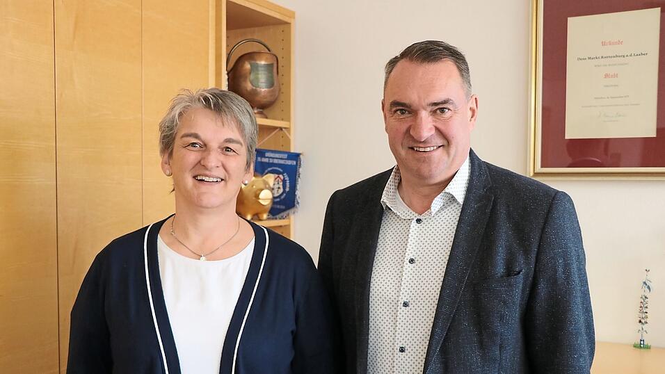 Martina Huber koordiniert die Nachbarschaftshilfe Rottenburg. B&uuml;rgermeister Alfred Holzner hei&szlig;t sie im Rathaus-Team willkommen.