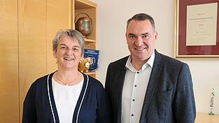 Martina Huber koordiniert die Nachbarschaftshilfe Rottenburg. B&uuml;rgermeister Alfred Holzner hei&szlig;t sie im Rathaus-Team willkommen.