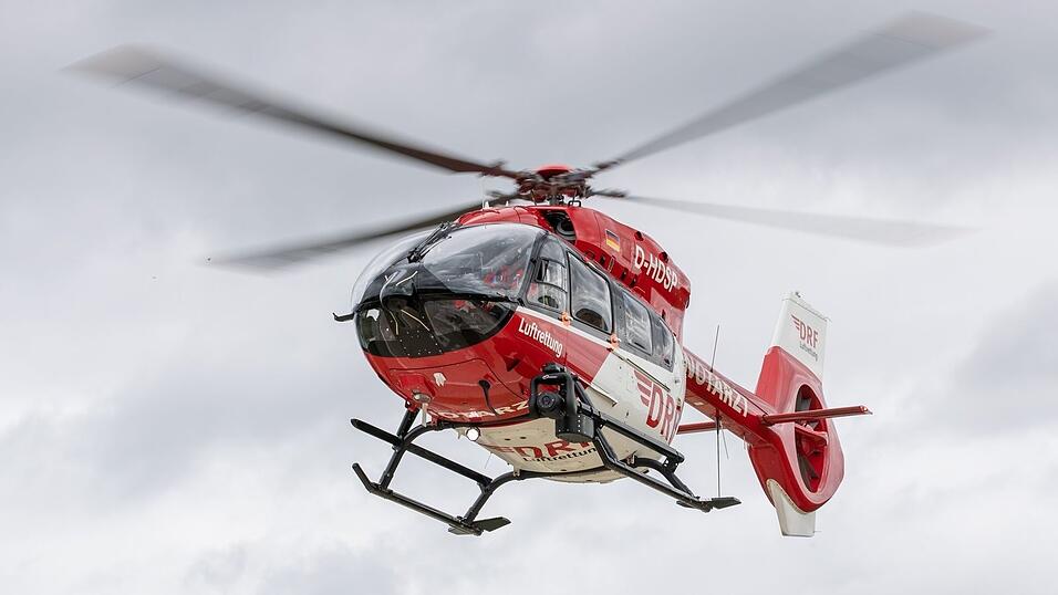 Ein Rettungshubschrauber brachte den lebensgefährlich verletzten Beifahrer in ein Krankenhaus. (Symbolbild) Ein Rettungshubschrauber brachte den lebensgefährlich verletzten Beifahrer in ein Krankenhaus. (Symbolbild)