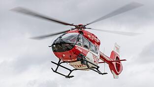 Ein Rettungshubschrauber brachte den lebensgef&auml;hrlich verletzten Beifahrer in ein Krankenhaus. (Symbolbild)