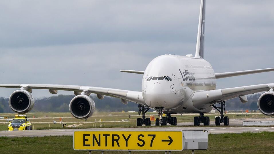 Das weltgrößte Passgierflugzeug Airbus A 380 am Münchner Flughafen. Der zweitgrößte deutsche Airport hat im ersten Halbjahr Einbußen hinnehmen müssen. (Archivbild) Das weltgrößte Passgierflugzeug Airbus A 380 am Münchner Flughafen. Der zweitgrößte deutsche Airport hat im ersten Halbjahr Einbußen hinnehmen müssen. (Archivbild)