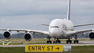 Das weltgr&ouml;&szlig;te Passgierflugzeug Airbus A 380 am M&uuml;nchner Flughafen. Der zweitgr&ouml;&szlig;te deutsche Airport hat im ersten Halbjahr Einbu&szlig;en hinnehmen m&uuml;ssen. (Archivbild)