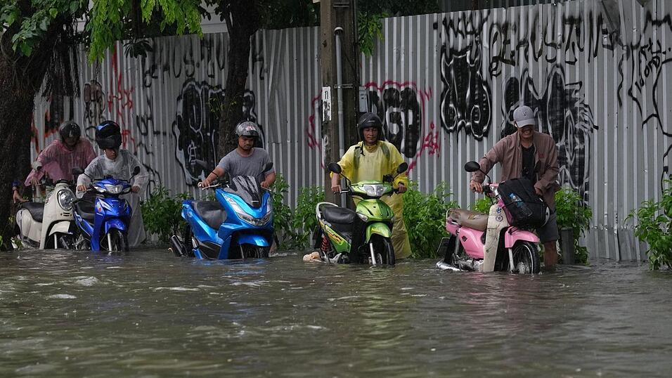 Überschwemmungen haben Bangkok weitgehend lahmgelegt. Überschwemmungen haben Bangkok weitgehend lahmgelegt.