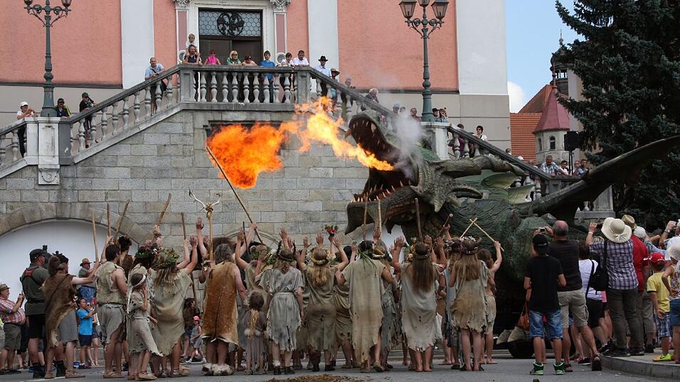Die schönsten Augenblicke des historischen Drachenstich-Festzuges 2016. Die schönsten Augenblicke des historischen Drachenstich-Festzuges 2016.