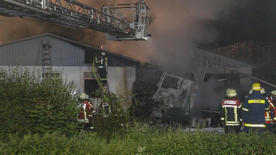 In Hengersberg ist am Dienstagabend ein Lastwagen nach einem Unfall in Brand geraten.