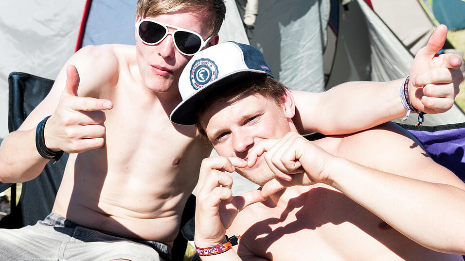 Ein Streifzug durch das Campinggelände: Trotz heißer Temperaturen sind die Festivalbesucher bestens gelaunt. (Foto: Susanne Raith) Ein Streifzug durch das Campinggelände: Trotz heißer Temperaturen sind die Festivalbesucher bestens gelaunt. (Foto: Susanne Raith)