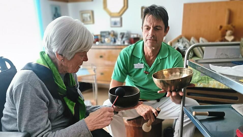 Zusammen mit Helga Stelzer lässt Peter Themessl die Klangschalen klingen.
