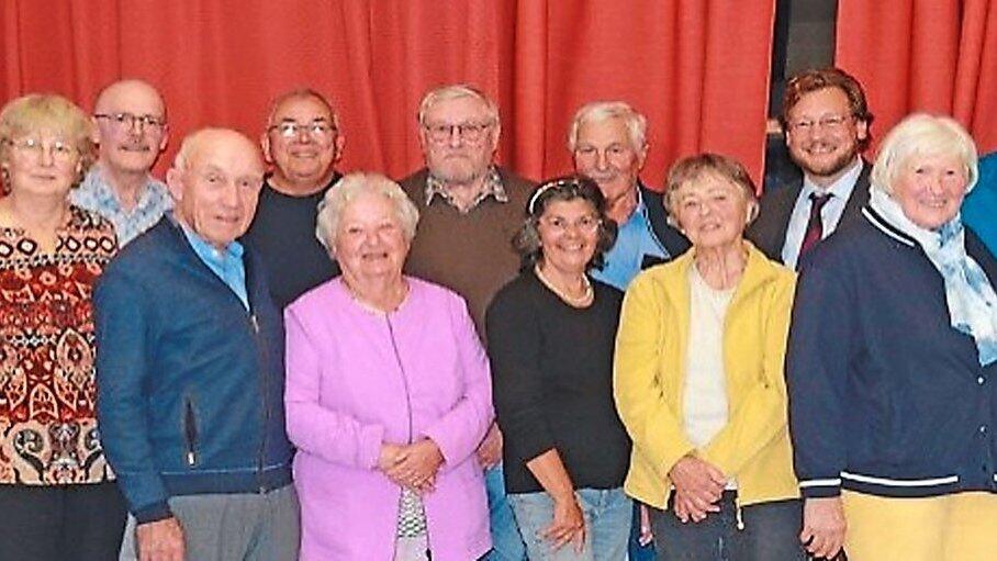 Die neugewählte Vorstandschaft des Heimatvereins Velden mit Ehrengästen der Mitgliederversammlung. Die neugewählte Vorstandschaft des Heimatvereins Velden mit Ehrengästen der Mitgliederversammlung.