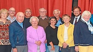 Die neugewählte Vorstandschaft des Heimatvereins Velden mit Ehrengästen der Mitgliederversammlung. Die neugewählte Vorstandschaft des Heimatvereins Velden mit Ehrengästen der Mitgliederversammlung.