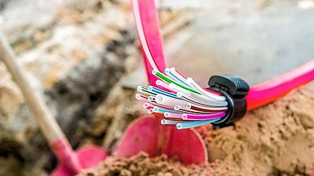 Während die Telekom ihre Glasfaserleitungen über die bestehende Kupfertrasse verlegen möchte, muss die Deutsche GigaNetz in Moosburg ein komplett neues Netz errichten.