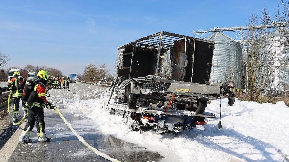 Bei dem Unfall auf der A3 fingen beide Fahrzeuge danach Feuer und mussten gelöscht werden. Bei dem Unfall auf der A3 fingen beide Fahrzeuge danach Feuer und mussten gelöscht werden.