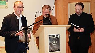 Werner Petschko überreichte die ersten Exemplar an Dekan Jürgen Josef Eckl (r.) und Bürgermeister Martin Hiergeist (l.).