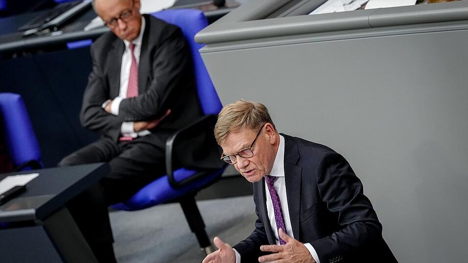 &laquo;Au&szlig;enpolitik aus einem Guss&raquo; zwischen Kanzleramt und Ausw&auml;rtigem Amt: Au&szlig;enminister Johann Wadephul zieht eine positive Zwischenbilanz der Zusammenarbeit mit Kanzler Friedrich Merz (beide CDU).