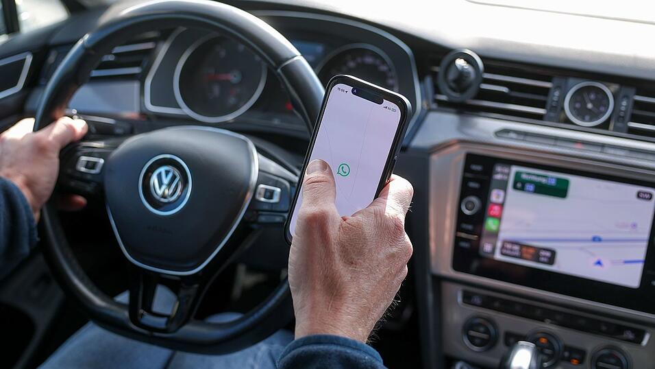 Verboten: Wer das Handy in die Hand nimmt, begeht eine Ordnungswidrigkeit. (Symbolbild)