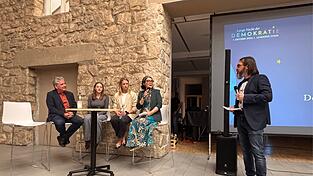 Helmut Maier, Pauline Pl&ouml;tz, Erin Straka und Shohreh Aghili im Gespr&auml;ch mit Franz Betthausen