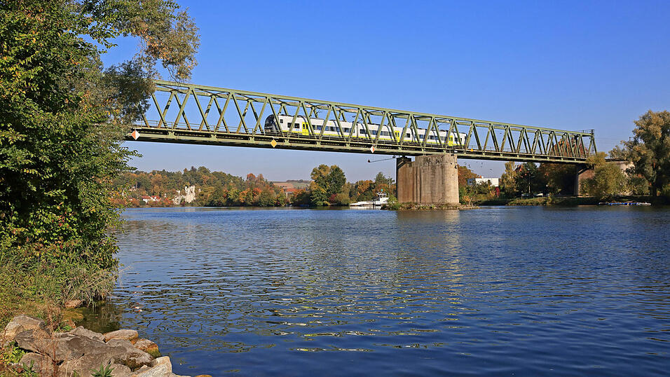 Ein agilis-Zug auf der Donaubrücke bei Sinzing. Ein agilis-Zug auf der Donaubrücke bei Sinzing.