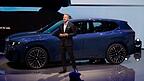 Oliver Zipse, Vorstandschef von BMW, präsentiert den BMW iX3 vor Beginn der Internationalen Automobil-Ausstellung (IAA Mobility) als erstes Modell der Neuen Klasse. Das Unternehmen will damit in eine „neue Ära“ aufbrechen. Oliver Zipse, Vorstandschef von BMW, präsentiert den BMW iX3 vor Beginn der Internationalen Automobil-Ausstellung (IAA Mobility) als erstes Modell der Neuen Klasse. Das Unternehmen will damit in eine „neue Ära“ aufbrechen.