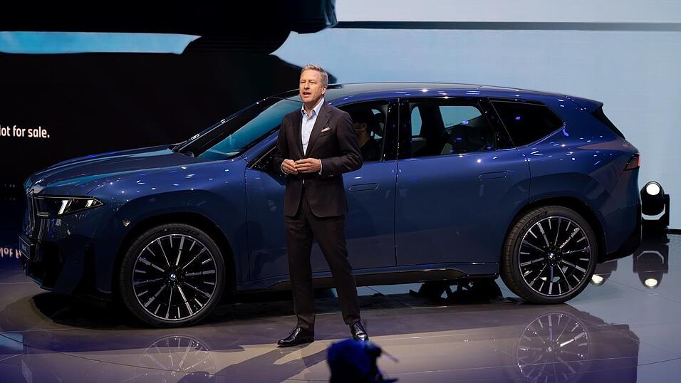 Oliver Zipse, Vorstandschef von BMW, präsentiert den BMW iX3 vor Beginn der Internationalen Automobil-Ausstellung (IAA Mobility) als erstes Modell der Neuen Klasse. Das Unternehmen will damit in eine „neue Ära“ aufbrechen.