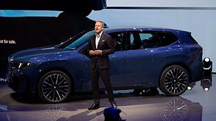 Oliver Zipse, Vorstandschef von BMW, präsentiert den BMW iX3 vor Beginn der Internationalen Automobil-Ausstellung (IAA Mobility) als erstes Modell der Neuen Klasse. Das Unternehmen will damit in eine „neue Ära“ aufbrechen.