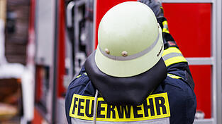 Die Feuerwehr löschte den brennenden Traktor. (Symbolbild) Die Feuerwehr löschte den brennenden Traktor. (Symbolbild)