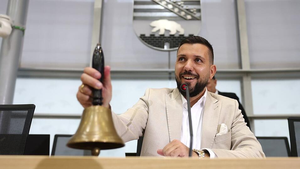 Der neugewählte Landtagspräsident Tobias Rausch (AfD) nimmt nach seiner Wahl vorn im Saal Platz. Der neugewählte Landtagspräsident Tobias Rausch (AfD) nimmt nach seiner Wahl vorn im Saal Platz.