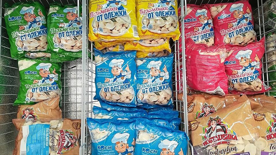 Die gef&uuml;llten Teigtaschen hei&szlig;en 'Pilmeni'. Die Speise geh&ouml;rt zu einem der Favoriten von Mix Markt Filialleiter Wladislaw Schmanin.