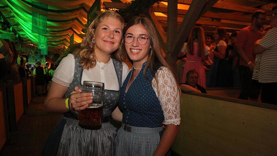 Viele Landshuter feierten am Freitagabend auf der Bartlmädult. Viele Landshuter feierten am Freitagabend auf der Bartlmädult.
