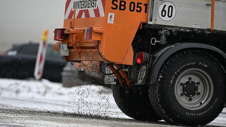 Auch das Wochenende startet mit Gl&auml;ttegefahr.