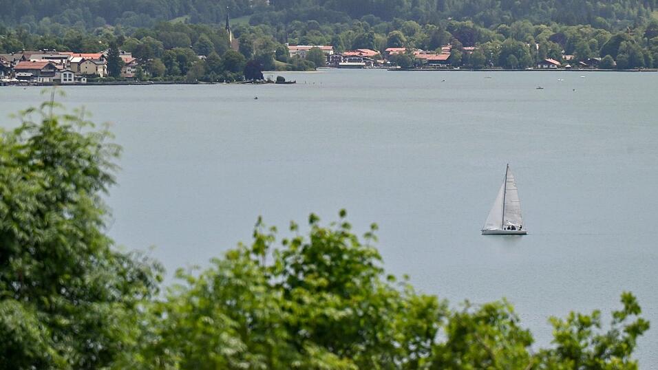 Rettungskräfte konnten den Mann nur noch tot aus dem Tegernsee bergen. (Symbolbild) Rettungskräfte konnten den Mann nur noch tot aus dem Tegernsee bergen. (Symbolbild)