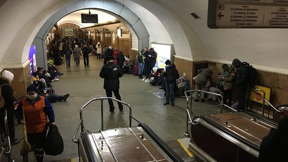 Die Metro ist voll, denn sie gilt in der ukrainischen Hauptstadt als bombensicher.