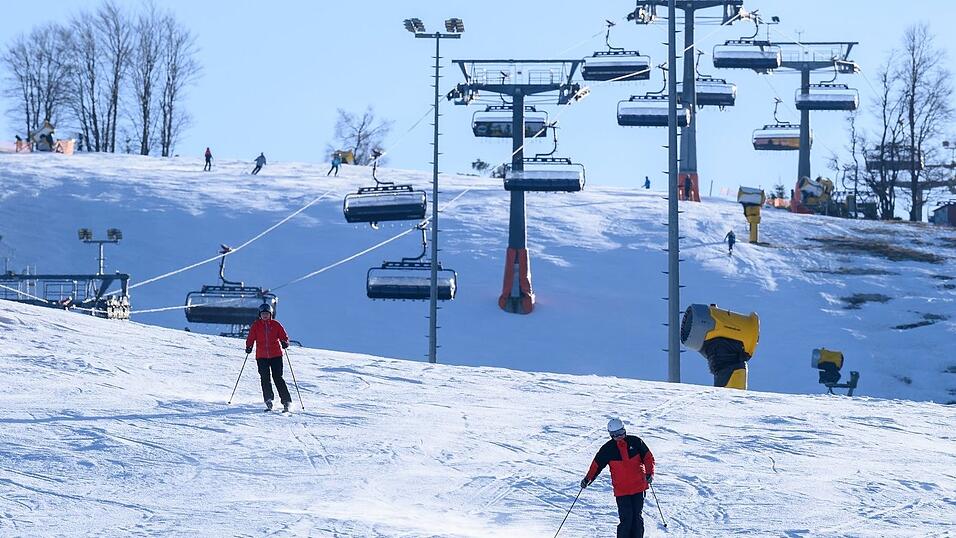 Das Gesch&auml;ft mit Ski und Snowboards lahmt.