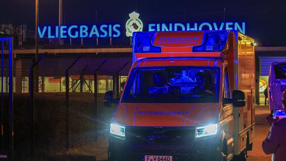 Unvorhergesehenes Ende einer Kreuzfahrt: Per Rettungswagen ging es f&uuml;r die deutschen Passagiere der &laquo;Hondius&raquo; nach Frankfurt.