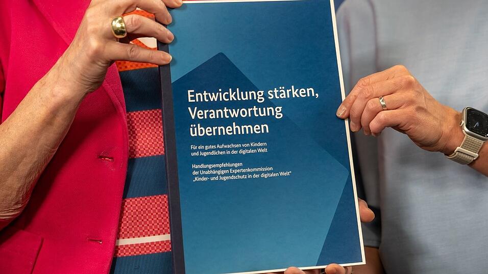 Die Expertenkommission «Kinder und Jugendschutz in der digitalen Welt» hat insgesamt 56 Empfehlungen. Die Expertenkommission «Kinder und Jugendschutz in der digitalen Welt» hat insgesamt 56 Empfehlungen.