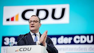 CDU-Politiker Jens Spahn muss sein mächtiges Amt als Fraktionschef abgeben. CDU-Politiker Jens Spahn muss sein mächtiges Amt als Fraktionschef abgeben.