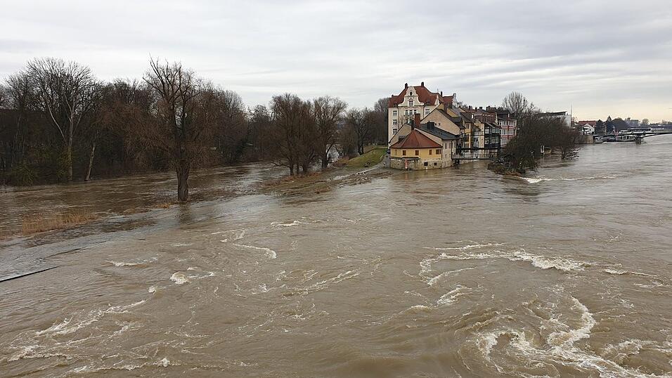 Die Donau in Regensburg am Freitagmittag. Aktuell gilt in der Stadt die Hochwasserwarnstufe 2. Die Donau in Regensburg am Freitagmittag. Aktuell gilt in der Stadt die Hochwasserwarnstufe 2.