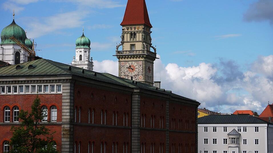 Im Passauer Ausländeramt (Gebäude im Vordergrund) hat ein Randalierer einen Mitarbeiter angegriffen. (Symbolbild) Im Passauer Ausländeramt (Gebäude im Vordergrund) hat ein Randalierer einen Mitarbeiter angegriffen. (Symbolbild)