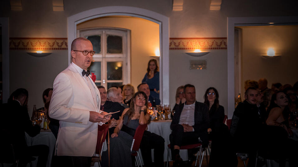 Anlässlich des 225-jährigen Bestehens veranstaltete das Landshuter Modehaus Oberpaur eine Jubliäumsgala - samt Vorführung historischer Abendkleider. Anlässlich des 225-jährigen Bestehens veranstaltete das Landshuter Modehaus Oberpaur eine Jubliäumsgala - samt Vorführung historischer Abendkleider.