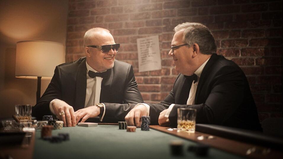 Stefan Raab begrüßt in «Raabs Pokernacht» seinen Kumpel Elton und drei weitere prominente Spieler am Kartentisch. Stefan Raab begrüßt in «Raabs Pokernacht» seinen Kumpel Elton und drei weitere prominente Spieler am Kartentisch.