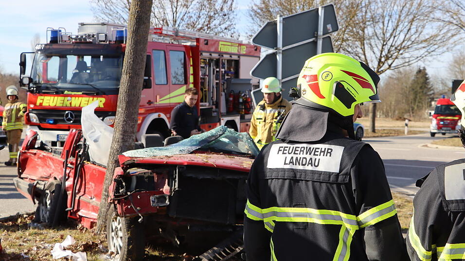 Der Volvo kam am Baum einer Verkehrsinsel zum Stehen. Das Dach musste entfernt werden, um den Fahrer zu befreien. 