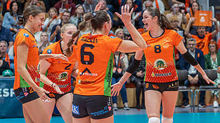 NawaRo-Zuspielerin Theresa Barner (rechts, Nr. 8) war im Sommer von den Grimma Volleys zu den Gäubodenstädterinnen gewechselt. Nach der Heimpartie am Samstag gegen Düsseldorf, für die sie Wiedergutmachung verspricht, trifft sie dann am Sonntag in Straubing erstmals auf ihre ehemaligen Teamkolleginnen. NawaRo-Zuspielerin Theresa Barner (rechts, Nr. 8) war im Sommer von den Grimma Volleys zu den Gäubodenstädterinnen gewechselt. Nach der Heimpartie am Samstag gegen Düsseldorf, für die sie Wiedergutmachung verspricht, trifft sie dann am Sonntag in Straubing erstmals auf ihre ehemaligen Teamkolleginnen.