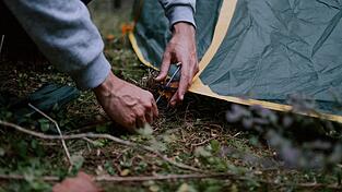Allein in der Wildnis, maximal noch ein kleines Feuer dazu. Mit diesen Videos begeistert Stefan Berger seine Fans einmal pro Woche.