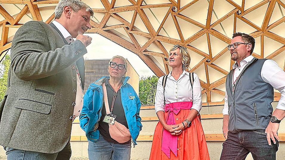 B&uuml;rgermeister Sandro Bauer berichtete MdL Petra H&ouml;gl (Zweite von rechts), dass die Park-Arena &bdquo;in der Fachwelt f&uuml;r Furore sorgt&ldquo;. Mit auf dem Bild Gartenschau-Chefin Claudia Knoll und MdL Dr. Gerhard Hopp.
