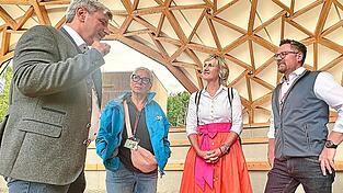 B&uuml;rgermeister Sandro Bauer berichtete MdL Petra H&ouml;gl (Zweite von rechts), dass die Park-Arena &bdquo;in der Fachwelt f&uuml;r Furore sorgt&ldquo;. Mit auf dem Bild Gartenschau-Chefin Claudia Knoll und MdL Dr. Gerhard Hopp.