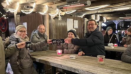 Einen Becher Gl&uuml;hwein und ein guter Ratsch - das macht den Christkindlmarkt aus.