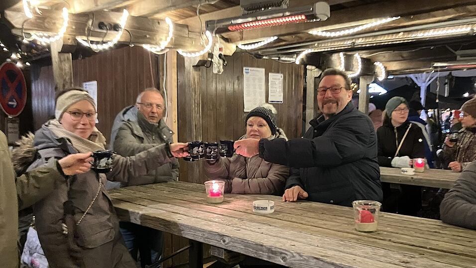 Einen Becher Glühwein und ein guter Ratsch - das macht den Christkindlmarkt aus. Einen Becher Glühwein und ein guter Ratsch - das macht den Christkindlmarkt aus.